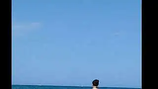 Ich ficke meine asiatische Freundin in einem Zelt an einem öffentlichen Strand. Ich komme in ihr!