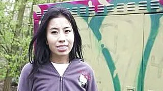EXPLORADOR ALEMÁN - Adolescente mitad asiática de 43 kg, pequeña, recogida para su primer casting de sexo.