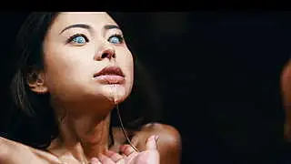 Sexy Ritual eskaliert zu heißem Lesbensex, als heiße Asiatinnen den Verstand verlieren