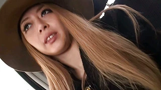 Sarışın Japon kız, oral seks ve derin vajina penetrasyonundan hoşlanıyor, özellikle de ateşli boşalma için.