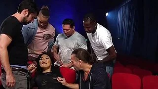 Asiatische Schönheit wird von mehreren Männern anal vergewaltigt.