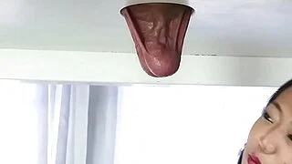 亚洲人在窥视孔里射精