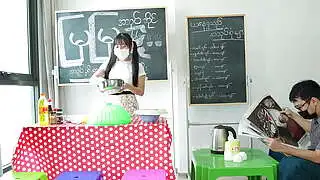 Asiatisches Mädchen wird in ihrem Laden hart gefickt