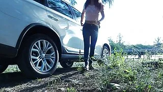 İşeme Molası - Mavi Kot Pantolonlu Asyalı Kız Tina'dan Acil Yol Kenarı İşeme ve Penis Emme