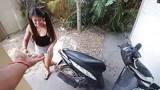 身材丰满、身上有纹身的亚洲女孩渴望与度假的性游客进行跨种族性交，最好是黑人巨根。