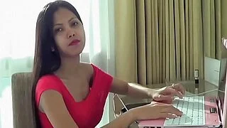 Asyalı güzel, acımasızca penetre ediliyor.