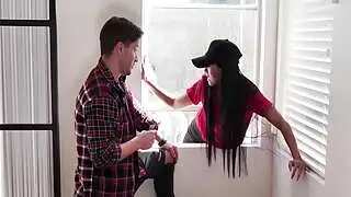 Una chica asiática que trabaja en una pizzería se ve atrapada con dos clientes cachondos - Ember Snow