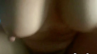 娇小的亚洲少女尝试打屁股，她还吸了我的鸡巴，给我口交。完整视频，红色。