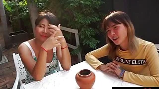 ポーランドのポルノ - タイでの休暇中に若いアジア人少女がセックスされる