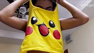 Asiatisches Teenager-Camgirl fragt: „Was wirst du tun, wenn du sie vögelst?“ und zieht sich nackt aus