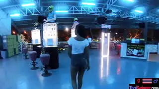 身材丰满的亚洲女友和男友一起玩卡丁车后，自制了一段色情视频
